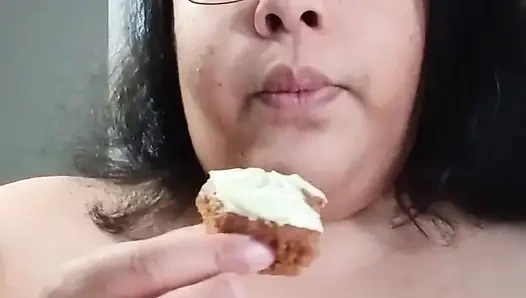 Ich stopfe mein gesicht nackt mit cupcakes aus