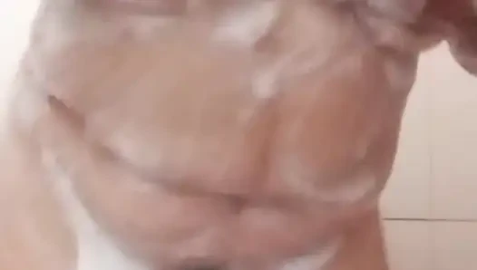 Aku ngirim video aku lagi mandi ke teman suamiku sendiri