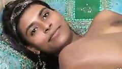 Indisch meisje eerste anale seks