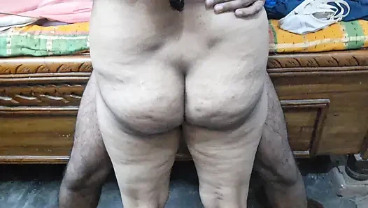 En ateşli evli kadın seksi adamla sikiliyor, derin gırtlağına kadar sakso çekiyor ve domaltarak sikiliyor