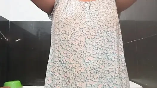 Banyo odasında büyük memeli musterbasyonda heyecanlı amcığını iyi oynuyor