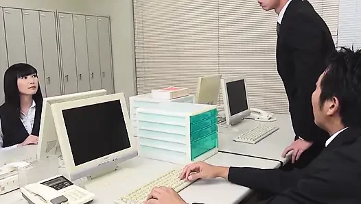 Adegan seks sekretaris jepang dengan lingerie seksi yui watanabe lagi asik muncrat di kantor