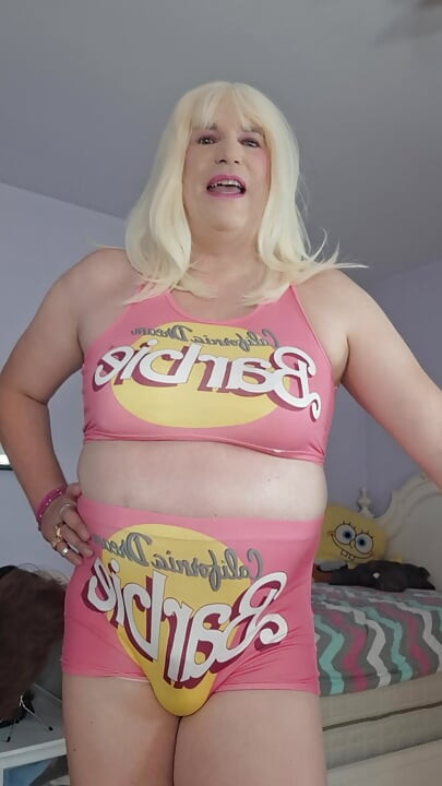 Tata želi da budem plavuša glupa lutka za jebanje!