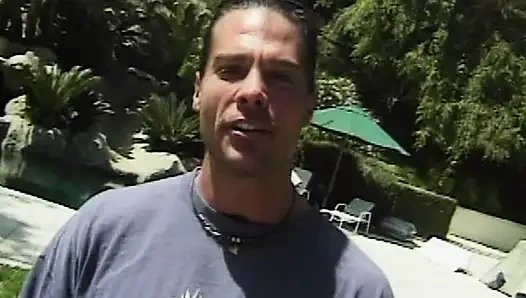 Межрасовая студенческой вечеринка с бассейном