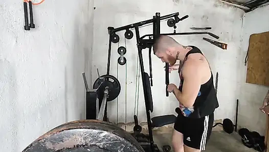 Большая задница внутри спортзала