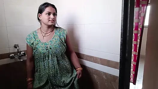 Üvey kız kardeş banyoda banyo yapıyor ve yaşlı üvey erkek kardeş banyoya giriyor ve seks yapıyor