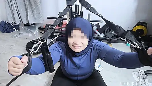 Азиатская девушка в хиджабе застряла на фитнес-инструментах и получила сперму в лицо от ее тренера - Minokiiko