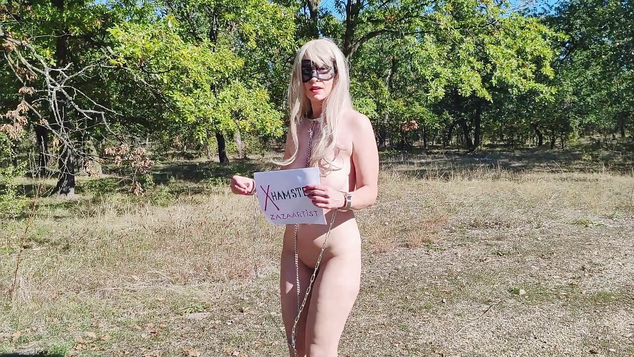 Ang submissive na alipin ay pinaparusahan sa pamamagitan ng pagpapagawa sa kanya ng show para sa kanyang mga fans sa highway.
