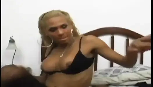 Sarışın kadın erkek tuvalette sikiliyor