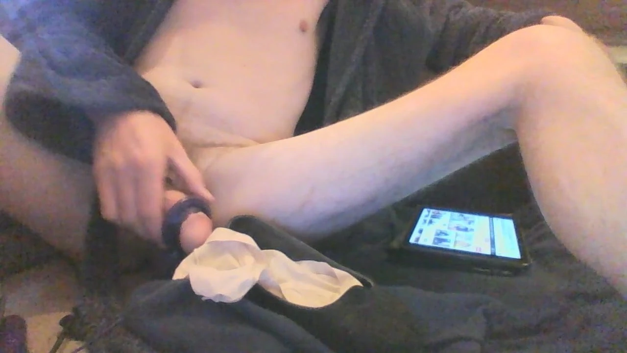 Spermapompen en nylon sokken eerbetoon aan slutwifelaura