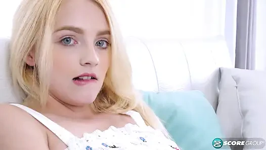 Sarışın Kate Bloom'un piercingli mavi gözleri, küçük göğüsleri ve