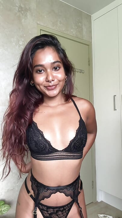 Assista essa pequena menina indiana Mia Z experimentar lingerie fofa