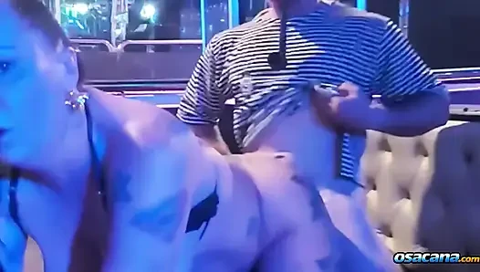 Внутри ночного клуба корона дала мне ее горячую