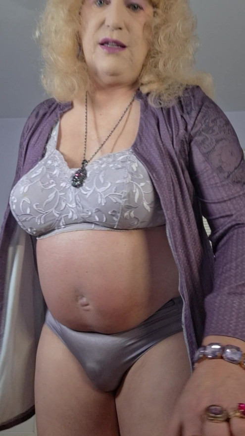 Eu sou uma travesti da vovó e amo fazer sexo com jovens gostosos!