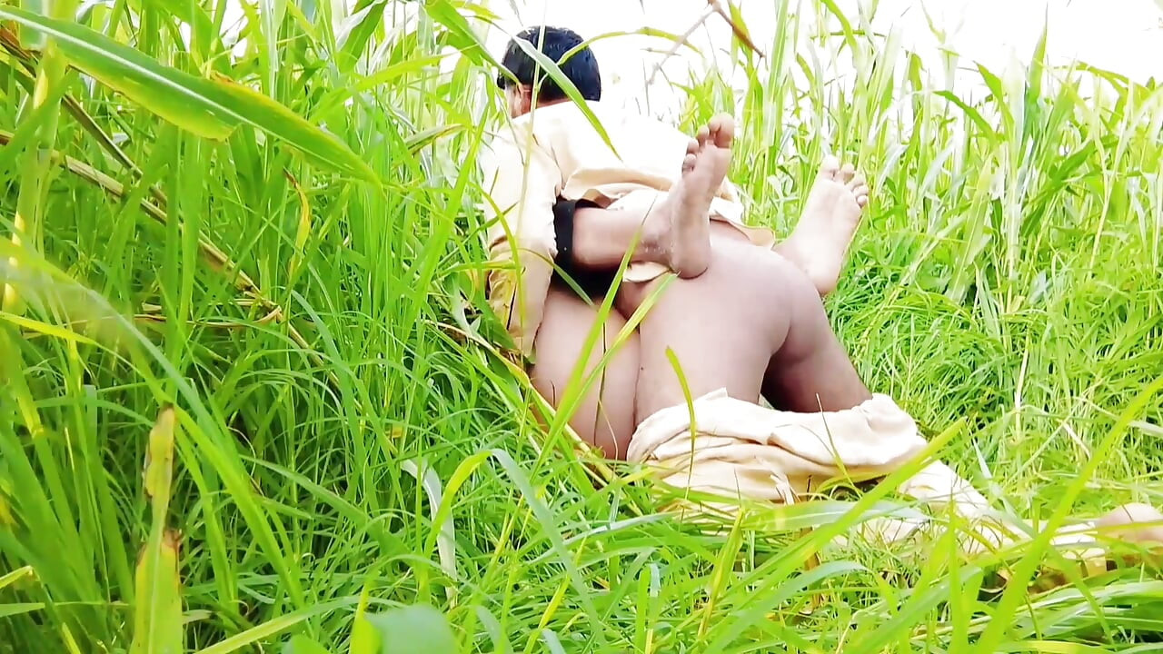 Mamma indiana e figliastro kheton mein choda bahut maja aaya