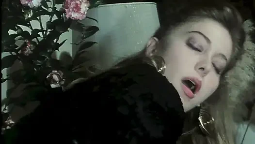 Semua diva tahun 80-an dan 90-an berkumpul dalam pesta seks yang unik