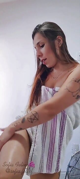 land hilaane ke nirdeshit haathon se chudaee - mere chhote munh men viry - sofia Felix
