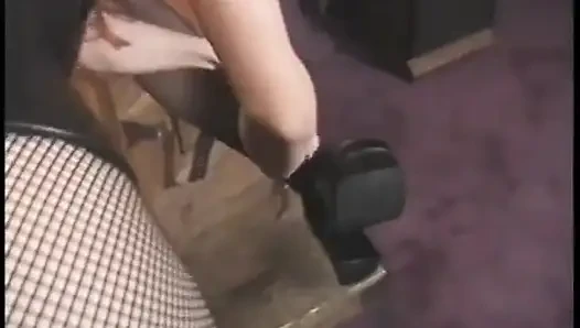 Rothaarige MILF bringt qual für heiße junge blondine