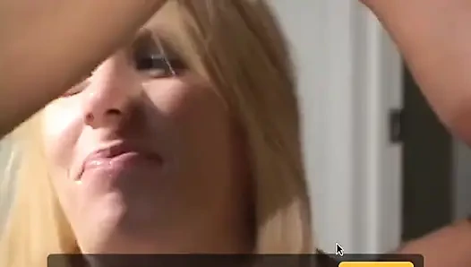 Şehvetli sarışın erkek delisi orta yaşlı seksi kadın ve oyuncaklarla zevk alıyor