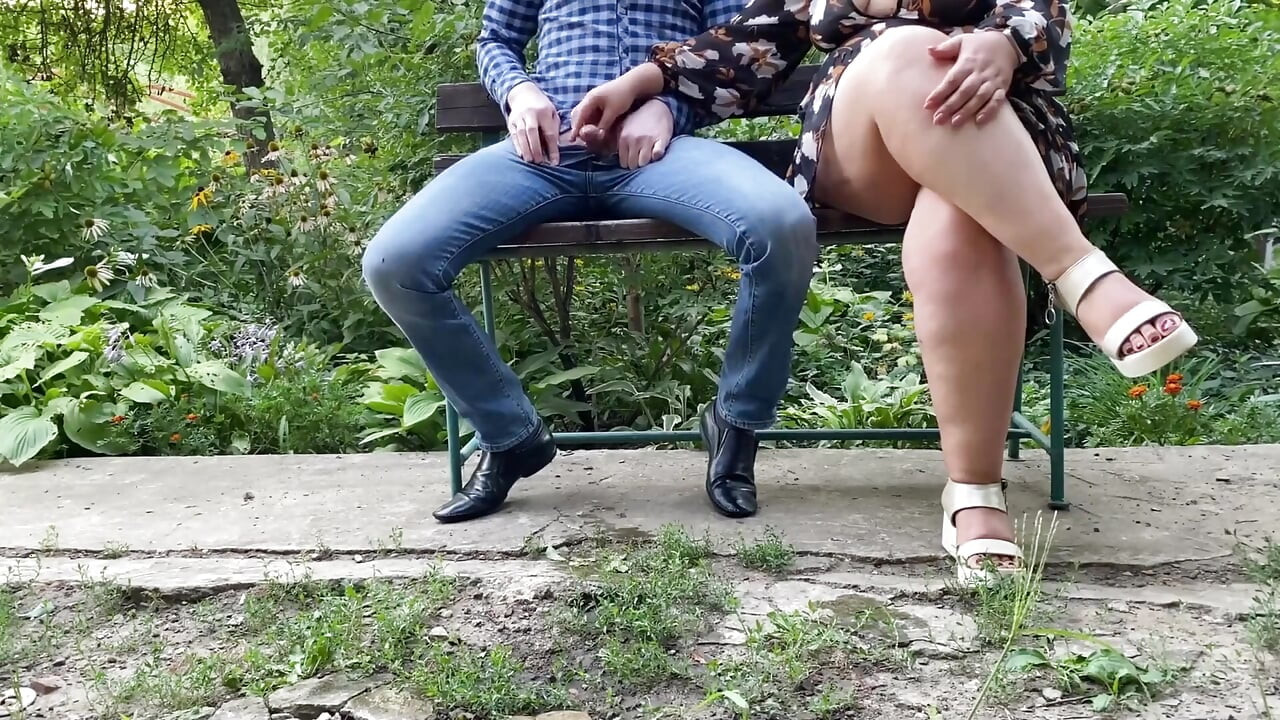 Droljasto zrela MILF sa seksi nogama pomaže mi pišati dok sjedim na klupi