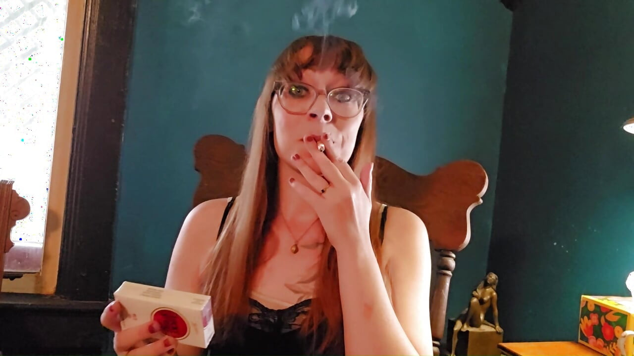 Doamna Thrope fumează și încearcă noi branduri de țigări