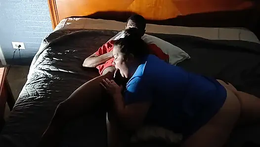 Özensiz gırtlak kraliçesi lynn dölünü ağzına alıyor