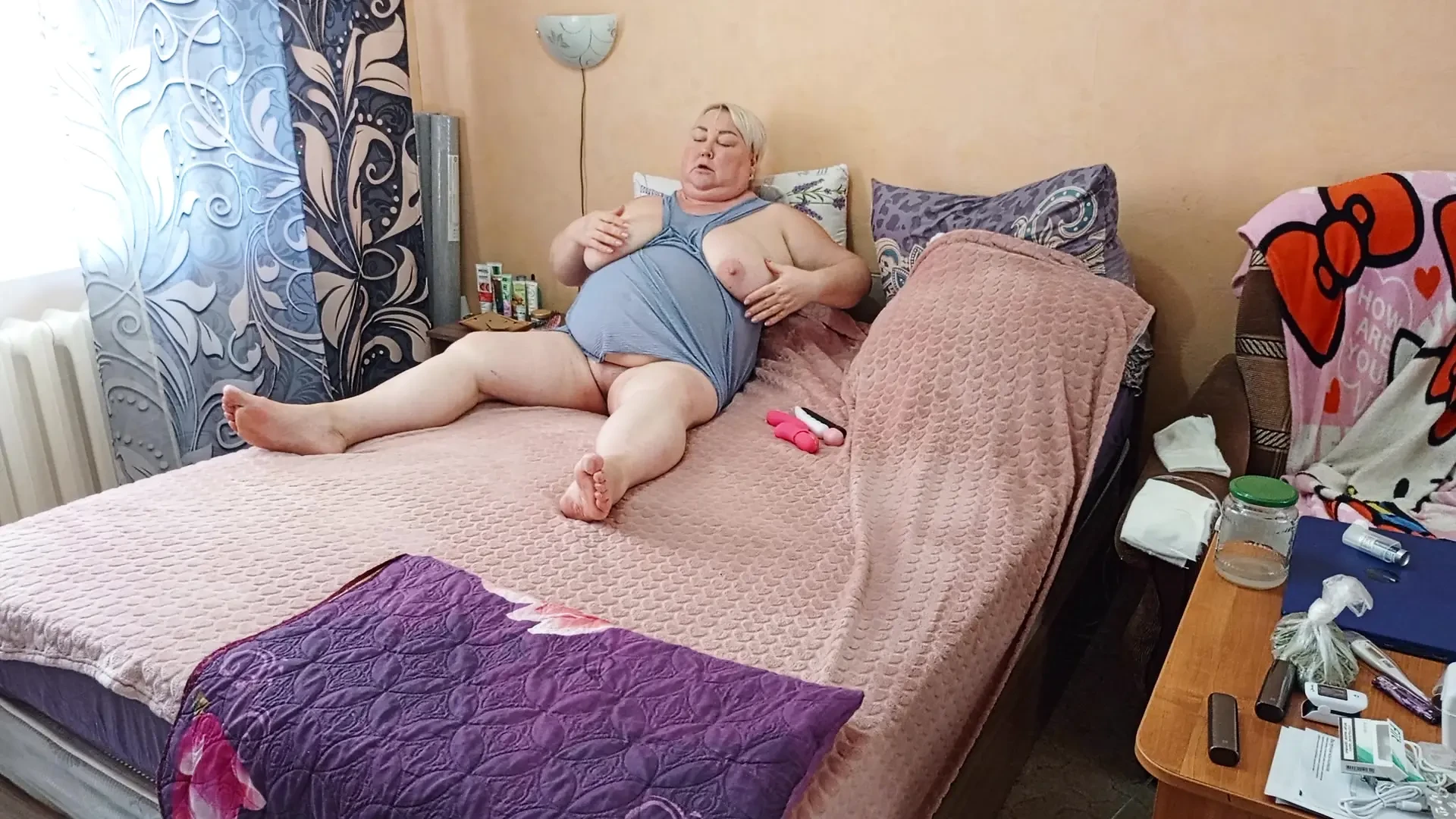 Svekrva sa velikom dlakavom pičkom masturbira