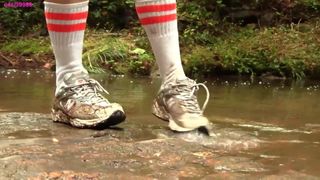 Caroline nieuwe balans sneakerwandeling met modder en water preview