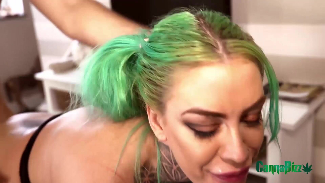 Green Hair Tattoo Girl Twarz uderzana kutasami, Deepthroated & Doggy Fucked przez 2 Facetów