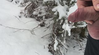 Писсинг на снегу