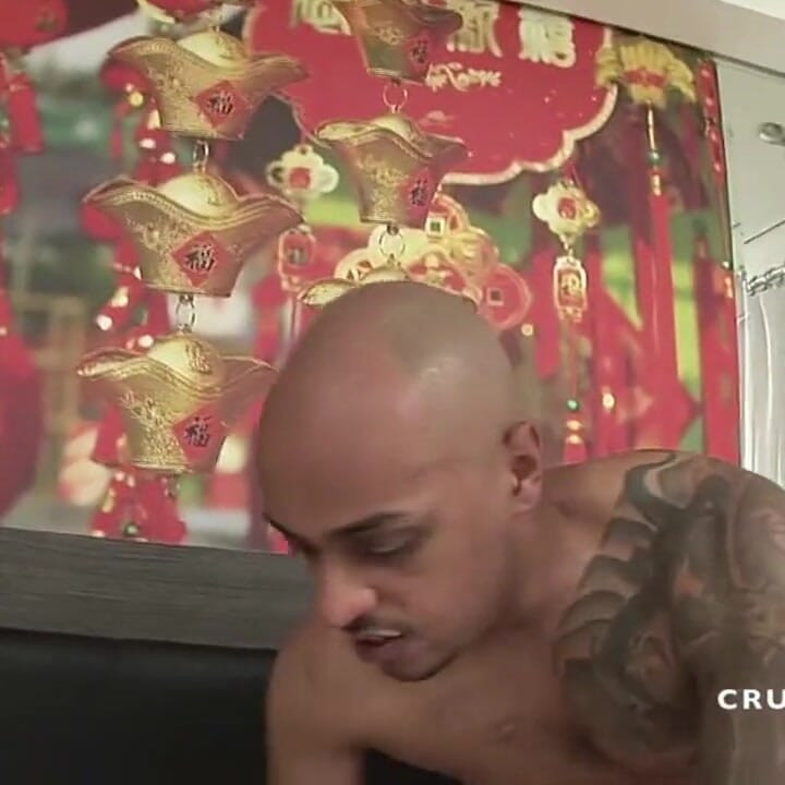 טרנסקסואלית לטינית סקסית נדפקת על ידי סקרן ערבי סטרייט