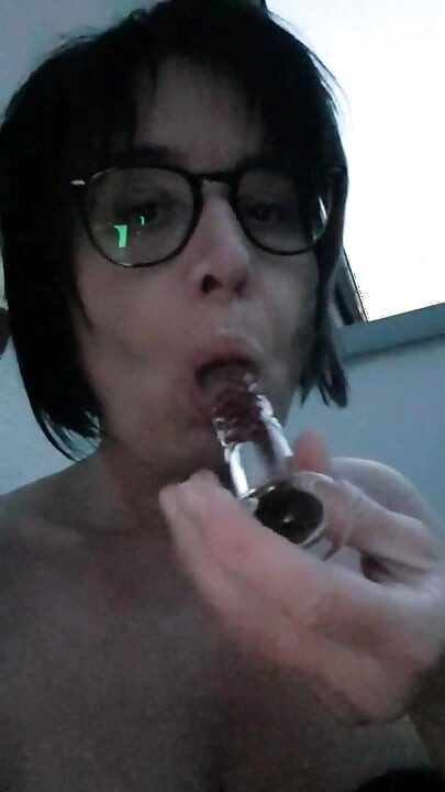 屋外のglasディルドと2リットルの噴出