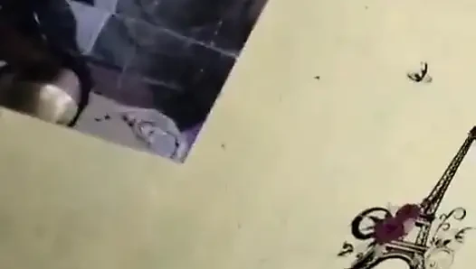 Istri dengan sarees berlutut sepong kontol