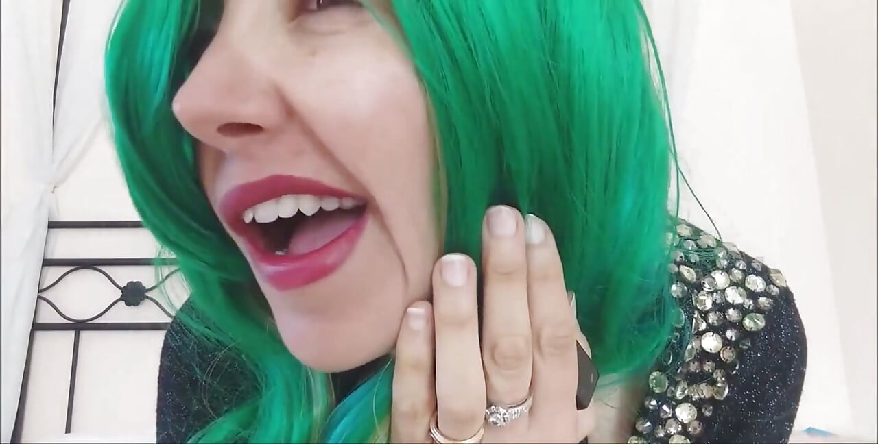 Ce jenă! M. al meu. Este încă convinsă că este o tânără tocilară, și așa ea a făcut-o verde păr și a trimis acest videoclip la