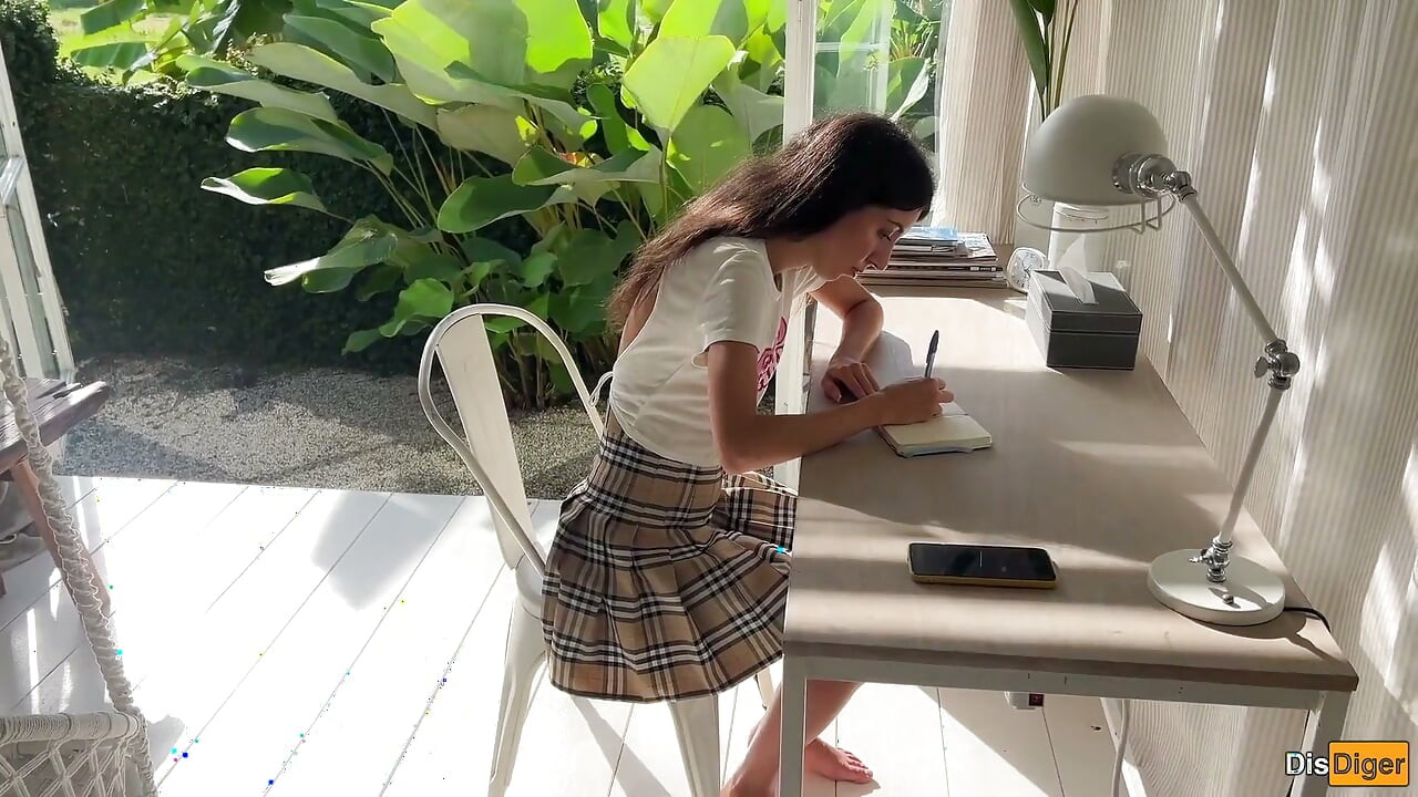 继女让继父操她, 因为他发现她是一个著名的色情明星