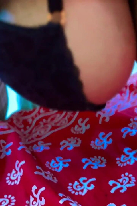 大屁股热辣女仆熨烫她的胸罩内裤和衣服, 然后我看到她的大屁股和大胸部, 并开始自慰