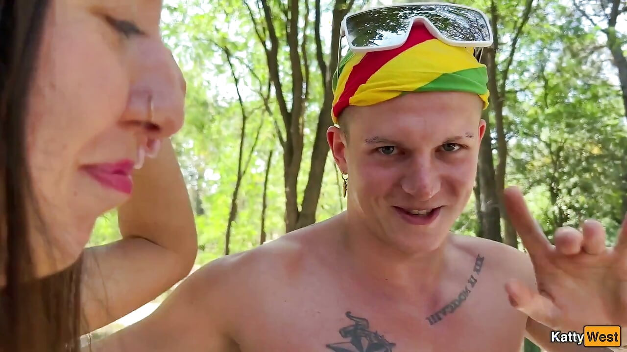 Veřejný vyzvednutí - nabídl chlapovi bisexuální trojku se svou ženou