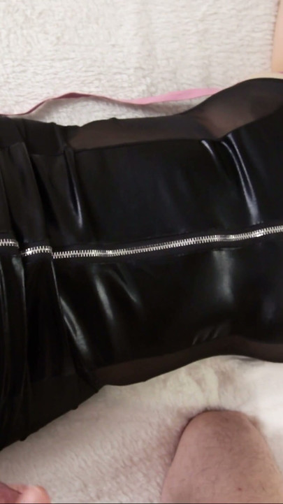 Multipla orgasmer - BDSM-test med galen vibrator och dildos för sängliggande hora i strumpbyxor. XSanyAny | Clip 1