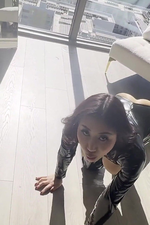 Deri iç çamaşırlı Nicole Doshi Christian Clay'in büyük yarağını almak için sürünüyor