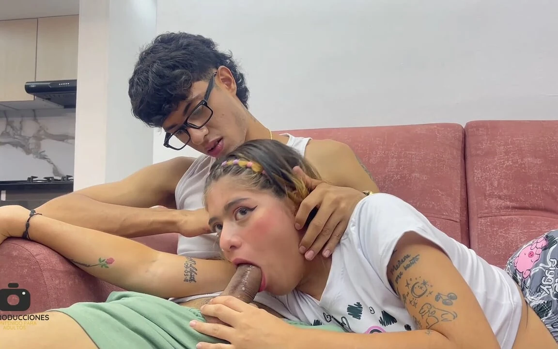 我的小繼妹很害怕，所以為了説明她，我把我的大雞巴給她吞下。