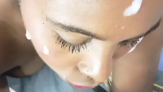 Покрытая лицом сексуальная девушка-брюнетка