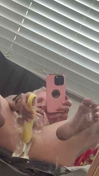 Yo comiendo crema batida de mi culo de un dildo