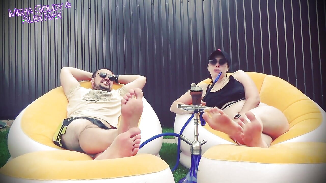 알파 커플의 발을 핥아, 정액 카운트 다운 후 굴욕과 정액의 복용량을 얻을