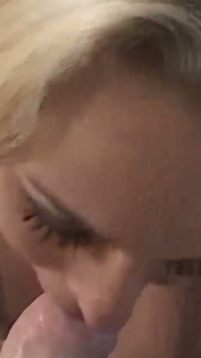 젖어있는 금발 십대, 그녀는 필사적으로 자지가 필요합니다! 새아빠가 필요한 걸 해주네! | 클립 2