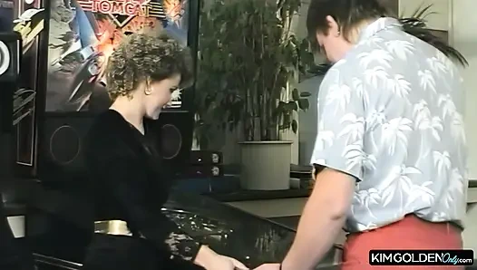 Lockige Verfuehrerin in wildem Ritt