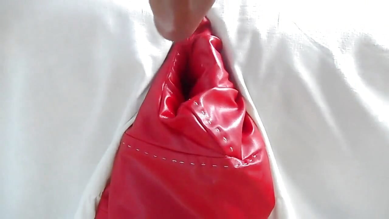 เสื้อหนังและกระเป๋าโดนเย็ด