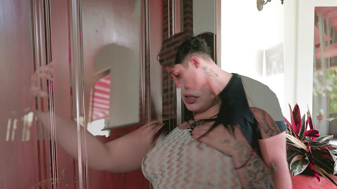Hot Latina Can't Pay the Delivery Guy So She Fucks Him Instead