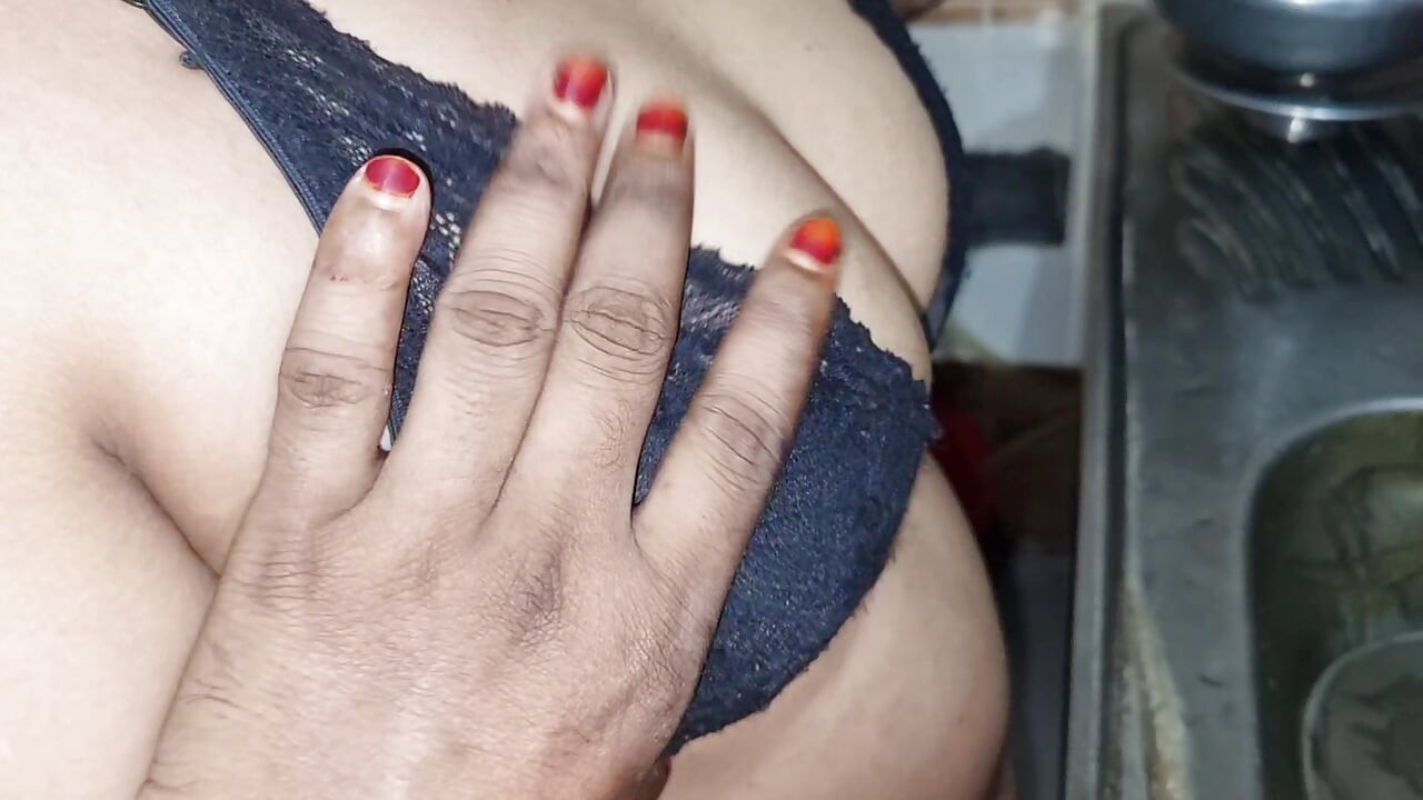 वह बिना ड्रेस के किचन रूम में काम करती हैं।