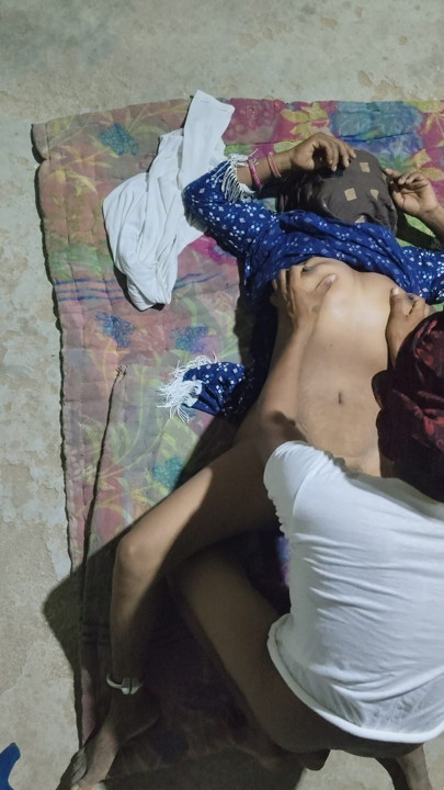 Noapte rece briză fierbinte fată drăguță sexy din satul de la țară distracție | Clipul 1