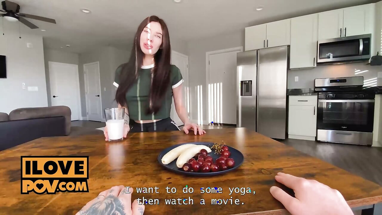 Brunette Gera Geyns sexy yogasesjon ender med sex